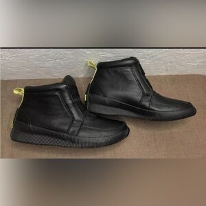 Sorrel women’s out and about plus mid waterproof bootie size 9